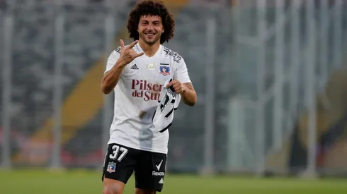 Falcón canta a todo pulmón canción de Colo Colo en su matrimonio.