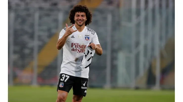 Falcón canta a todo pulmón canción de Colo Colo en su matrimonio.