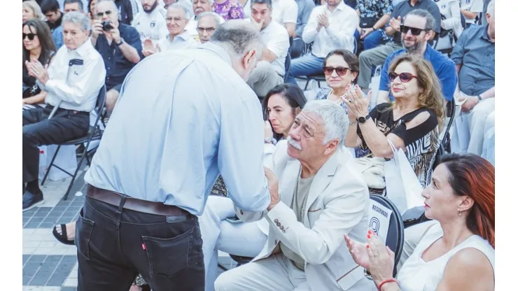 Carlos Caszely y Axel Pickett se estrechan en un saludo afectuoso