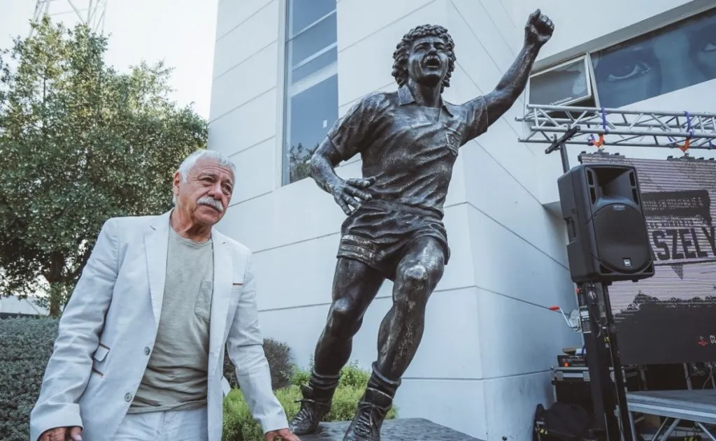 Carlos Caszely posó junto a su estatua en el Monumental de Colo Colo
