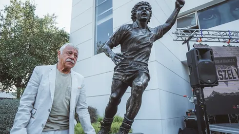 Carlos Caszely posó junto a su estatua en el Monumental. | Imagen: Guille Salazar.