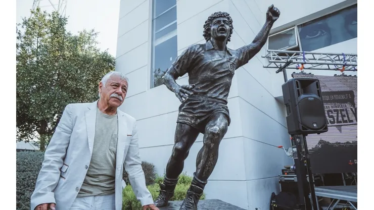 Carlos Caszely posó junto a su estatua en el Monumental. | Imagen: Guille Salazar.