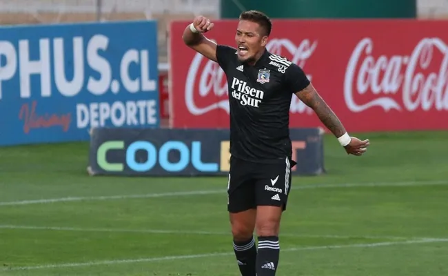 Javier Parraguez con la camiseta de Colo Colo
