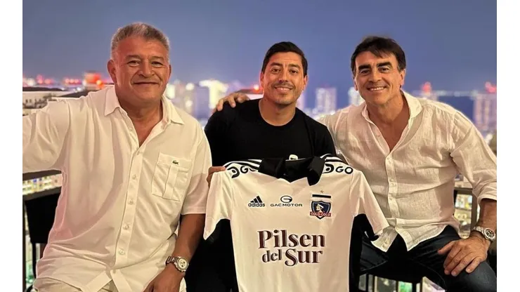 Córdova recibe camiseta de Colo Colo y visita de Quinteros con Borghi.