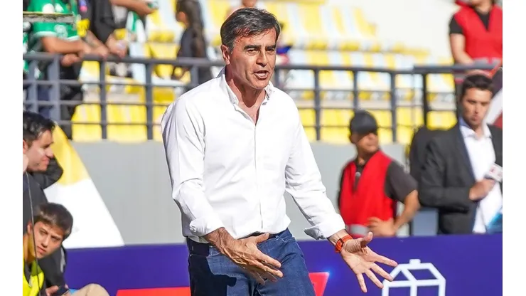 Gualberto Jara le cae con todo a Colo Colo por la demora en los refuerzos.