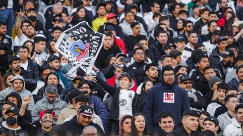 Hinchas de Colo Colo hacen sentir su malestar por precios de abonos.