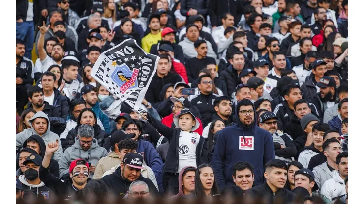 Hinchas de Colo Colo hacen sentir su malestar por precios de abonos.