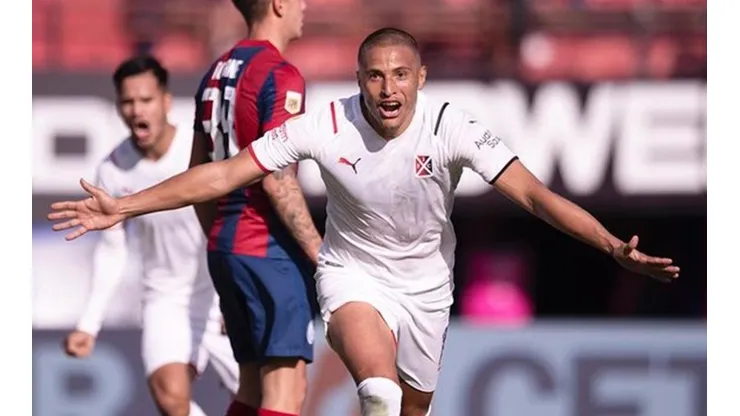 Colo Colo sigue esperando a Leandro Benegas.