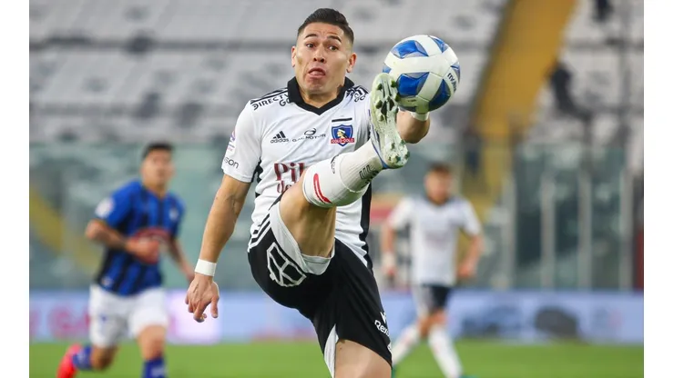 En Colo Colo están molestos ante una posible partida de Óscar Opazo a Racing.