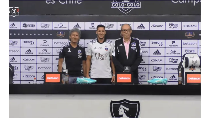 Alfredo Stöhwing tira la talla con Ramiro González