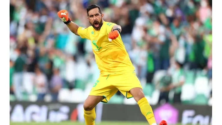 Se aleja opción en Colo Colo: Adelantan continuidad de Bravo en Betis.