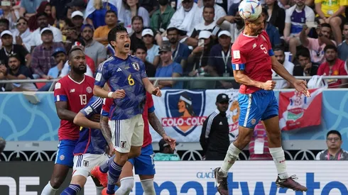 Hincha de Colo Colo se hizo notar en partido de Costa Rica con Japón.