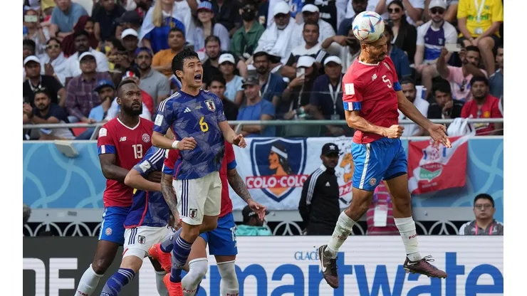 Hincha de Colo Colo se hizo notar en partido de Costa Rica con Japón.
