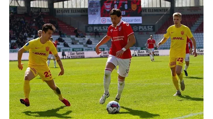 Miiko Albornoz renueva su contrato con el Vejle Boldklub de Dinamarca.