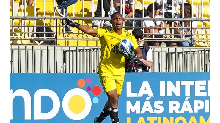 Histórico golero de Colo Colo aconseja a Omar Carabalí.
