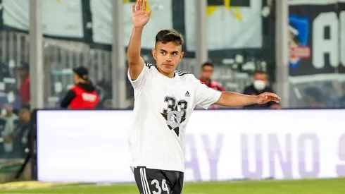 Gustavo Quinteros se saca el sombrero ante Vicente Pizarro.