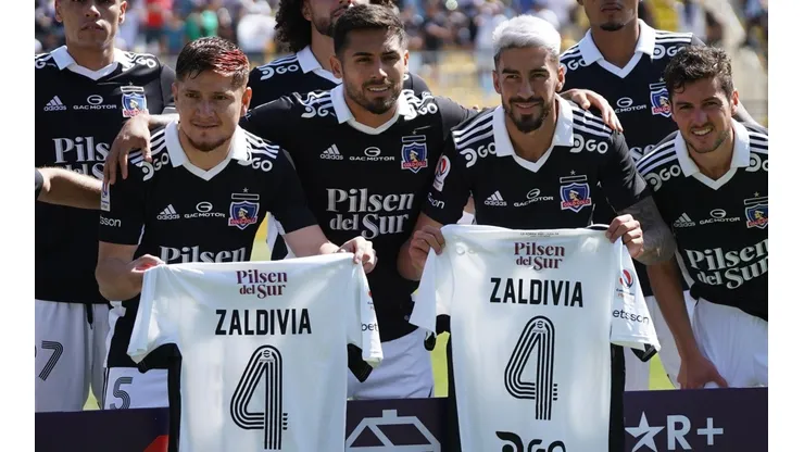 Colo Colo sale con camisetas especiales para Zaldivia en su salida del club.