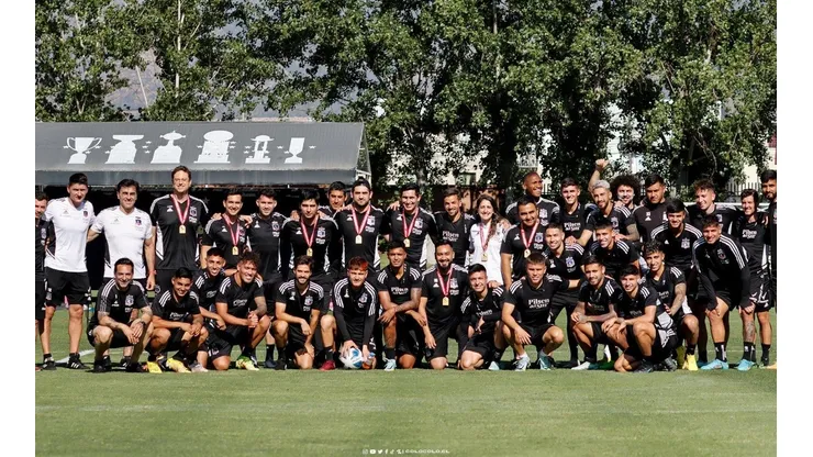 Trabajadores de Colo Colo recibieron su medalla de campeones.