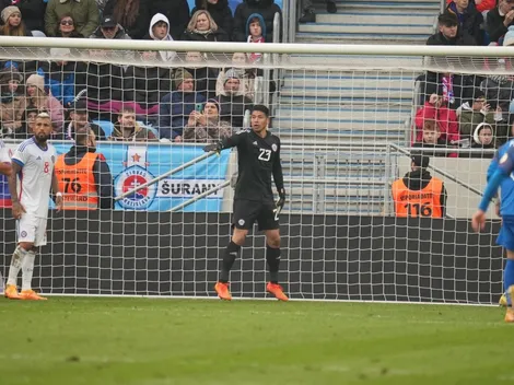Cortés recibe las felicitaciones de Bravo por partido en La Roja