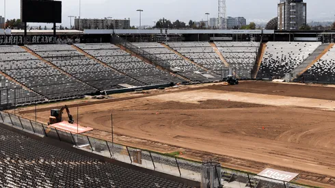 Colo Colo cambia el césped del Estadio Monumental.
