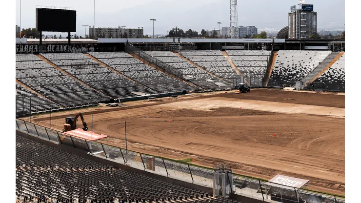 Colo Colo cambia el césped del Estadio Monumental.