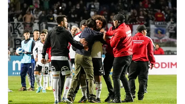 Maximiliano Falcón separó al hincha de los guardias que intentaron reducirlo