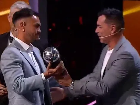 Gabi Suazo le entrega a Paredes el “Premio Leyenda”