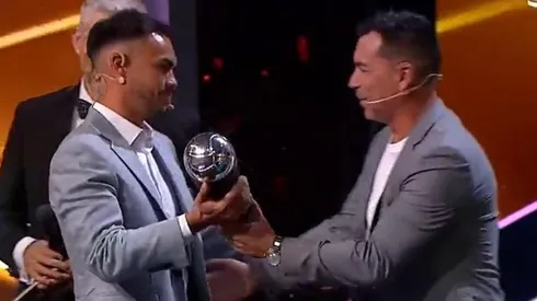 Gabi Suazo le entregó el "Premio Leyenda" al ídolo albo.