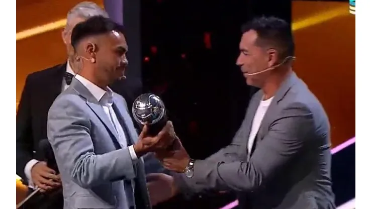 Gabi Suazo le entregó el "Premio Leyenda" al ídolo albo.