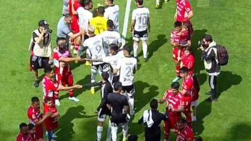 Ñublense realiza pasillo de honor a Colo Colo campeón.