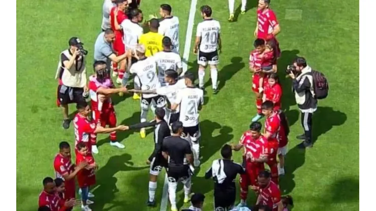 Ñublense realiza pasillo de honor a Colo Colo campeón.