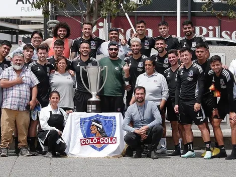 Funcionarios de Colo Colo celebran con el trofeo de campeones