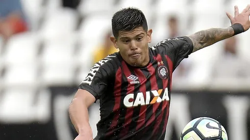 ¿Algo más? Hinchas del Paranaense anhelan con regreso de Pavez.