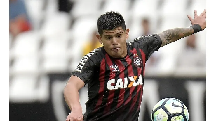 ¿Algo más? Hinchas del Paranaense anhelan con regreso de Pavez.