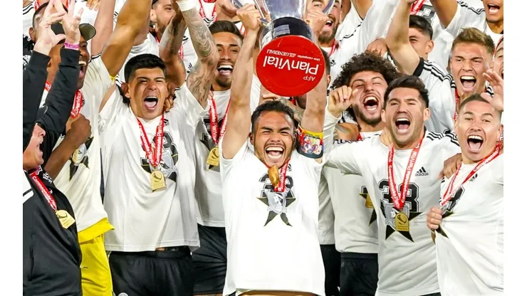 Gabriel Suazo levantó su primer trofeo de Campeonato Nacional como capitán de Colo Colo