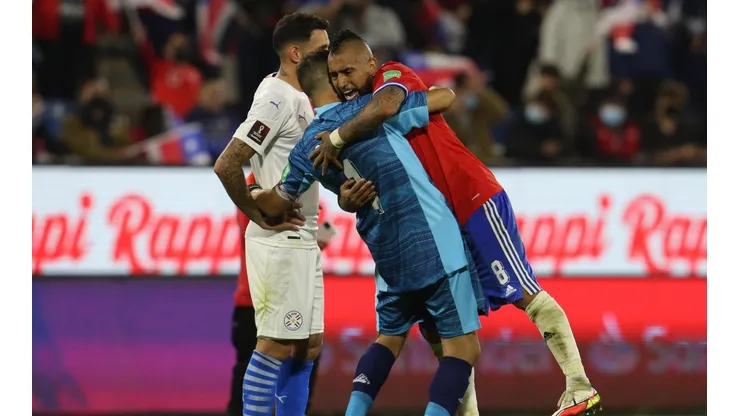 Bravo felicita a Vidal por ser campeón de la Libertadores.