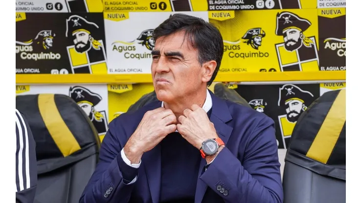 Gustavo Quinteros tiene contrato con Colo Colo hasta diciembre de 2023