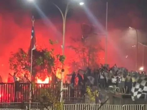 Miles de hinchas reciben a Colo Colo en las afueras del Monumental tras bajar la 33