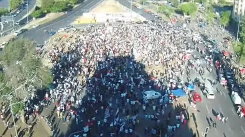 Los hinchas albos llegaron a Plaza Italia a festejar la 33.