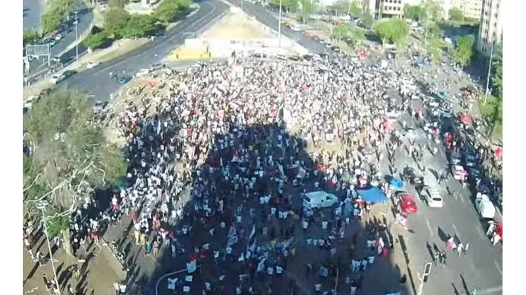 Los hinchas albos llegaron a Plaza Italia a festejar la 33.