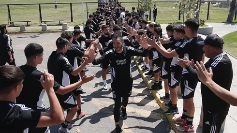 ¡Emocionante! Funcionarios de Colo Colo hacen pasillo de honor al plantel.