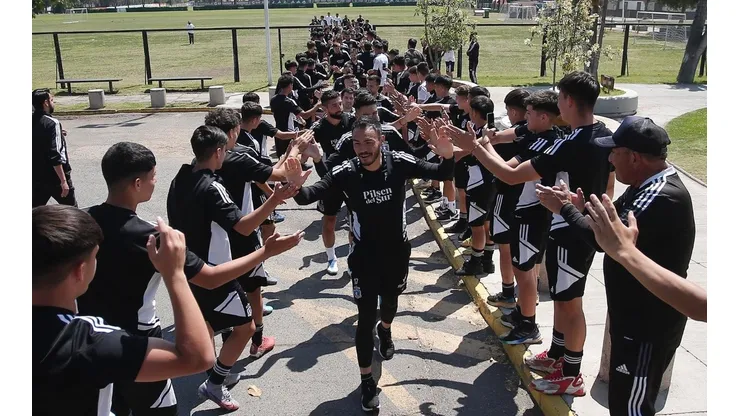¡Emocionante! Funcionarios de Colo Colo hacen pasillo de honor al plantel.