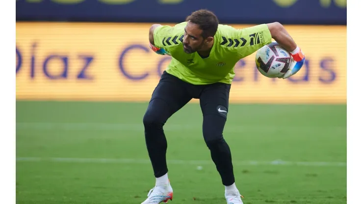 Video: Bravo desde el piso salva la portería del Betis con candado fortalecido.