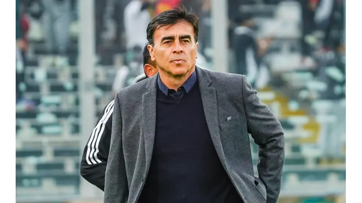 Gustavo Quinteros viajó a Argentina en medio de los rumores que lo sitúan en Independiente.
