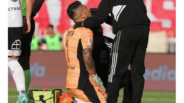 Brayan Cortés en el piso del estadio Monumental