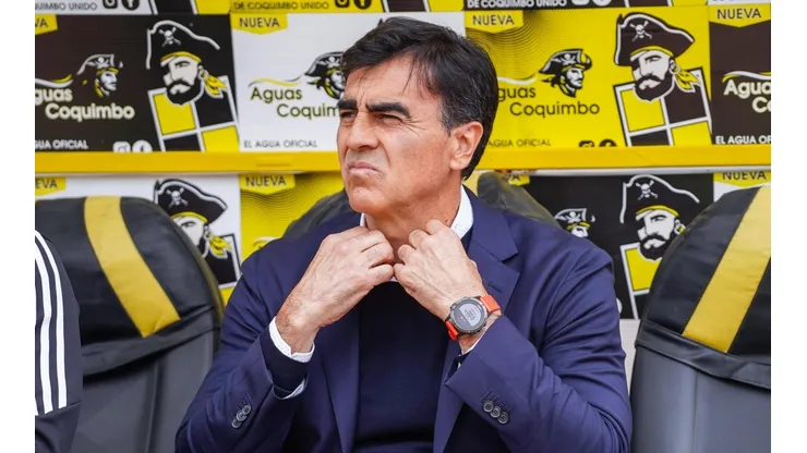 Gustavo Quinteros fue el DT que más tiempo tardó campeonar con Colo Colo en el torneo nacional.