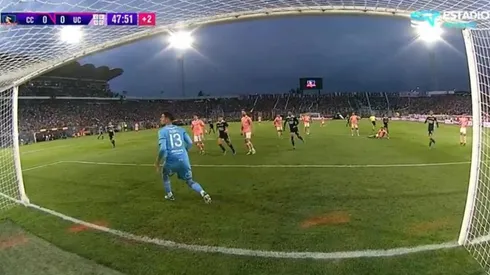 El remate de Gabriel Costa que pegó en la línea y que todo Colo Colo reclamó como gol.