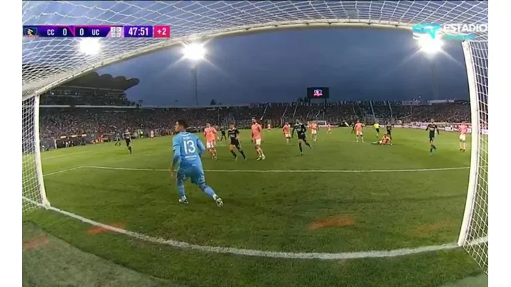 El remate de Gabriel Costa que pegó en la línea y que todo Colo Colo reclamó como gol.