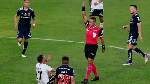 Julio Bascuñán arbitrando a Colo Colo en un Superclásico