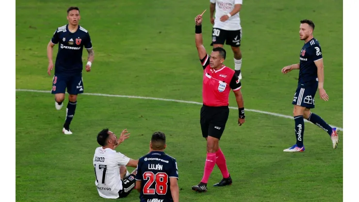 Julio Bascuñán arbitrando a Colo Colo en un Superclásico